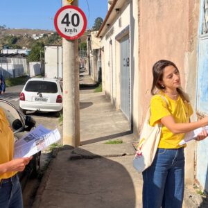 EMCASA promove distribuição de jornal comunitário sobre obras de macrodrenagem no Bairro Industrial
