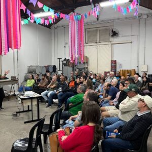 PJF dialoga com moradores do Mariano Procópio sobre as obras de drenagem que iniciarão na R. Senador Feliciano Pena