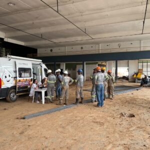 Prefeitura imuniza trabalhadores das obras de drenagem e esgotamento sanitário em Juiz de Fora